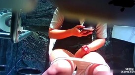 大神汽车4S店女厕偷拍 女销售员尿尿眼镜妞貌似得了妇科病 逼痒的厉害