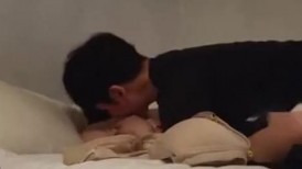 约炮大神，19岁很嫩的学生妹，还是个人工白虎，小逼多汁又抠又舔1