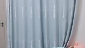 穿情趣装的极品女友全程露脸跟小哥激情啪啪，白丝诱惑激情上位跟狼友互动撩骚，让小哥无套爆草多体位蹂躏
