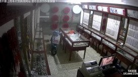 《黑客破解》珠宝店中年夫妻关门后在店里看小电影啪啪啪