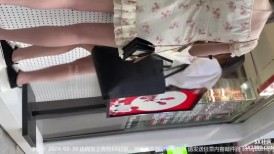 尾随偷拍美女裙底风光 高颜值姐妹花买奶茶被一箭双雕 一路跟拍碎花短裙美女黑色逼毛隐约可见