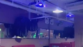 健身小骚货！台球厅勾搭黑人！回房间沙发上操，骑乘位大屌深入，上下猛砸，后入爆操，搞的骚货爽翻