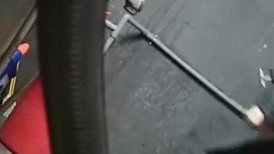 美女如云美容院偸拍超多漂亮小姐姐大小便，高台蹲坑逼脸同框，肉丝高跟皮衣潮妹尿完不擦使劲抖