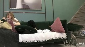 青春美眉吃鸡啪啪 宝贝舒不舒服 小洞洞都是水 在沙发被小哥哥骚逼舔的很舒坦 边操边大黑牛伺候