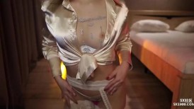 专业脱衣舞女郎诱惑，性感吊带丝袜，一字马抖臀，扒开内裤扣穴，骚逼塞着跳蛋