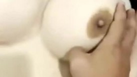 漂亮巨乳人妻 皮肤超白 身材超好 这对浑圆大奶子超诱惑 在家被无套输出 上位骑乘打桩啪啪响