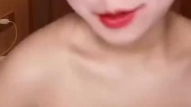 巨乳眼镜美女吃鸡啪啪 好舒服 啊啊哥哥轻点 被大鸡吧小伙无套猛怼 奶子哗哗 射了一肚皮 貌似还有点意犹未尽
