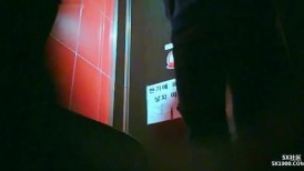厕拍大神潜入咖啡厅女厕偷拍 来约会的美女尿尿站着尿尿的妹子屁股真白