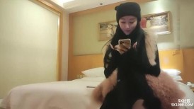 丰满大奶美女被情人扒掉黑色包臀裙舔奶蹂躏,床上激烈抽插
