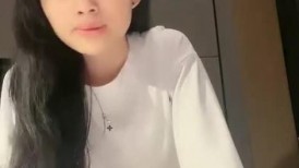 两个年轻的姐妹花露脸兼职赚外快，跟狼友互动撩骚脱光光，拿着在网上买的按摩棒捅骚穴揉奶子给狼友看真骚啊