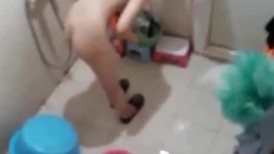 冒死爬墙偷拍房东家刚回来祭祖的女儿洗澡 白白嫩嫩的就是奶子有点小