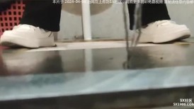 商场女厕全景偷拍绿衣美女 B毛杂乱的鲍鱼