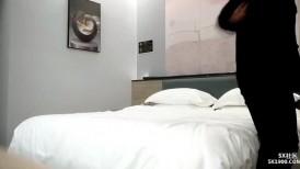 比照片上漂亮，兼职外围小姐姐，一身黑衣气质，小奶子还挺嫩，插入慢慢抽动，2K高清版