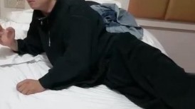 涉世未深的小浪妹被三个社会小哥带到酒店玩4P，全程露脸直播啪啪，骚逼水嫩多汁，被小哥压在身下轮草抽插