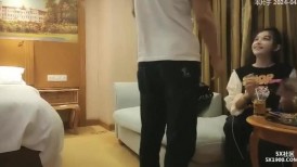 漂亮小姐姐吃鸡啪啪 你怎么这么多水 啊啊好硬 你只会磨豆腐 性格不错笑起来很甜美 不太会上位骑乘被大叔怼的很舒坦