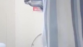 办公大楼女厕全景偷拍多位妆容精致的美女职员各种姿势嘘嘘