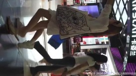 大神偷拍美女裙底风光 白色连衣裙少妇紫色窄内性感翘臀 宽松花裙骚货买小吃波浪边透明蕾丝内正面黑森林