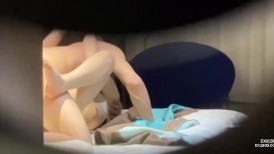 猫眼TP最新私人公寓服务员超近视角猫眼偷拍社会小青年强搞学妹