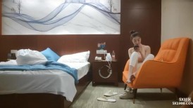 这个高挑小姐姐很会撩啊 裹胸衣瑜伽裤身材前凸后翘白皙光滑，销魂肉体爱抚挑逗硬邦邦
