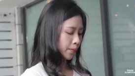国产av传媒EMX021新人女摄影师被迫潜规则