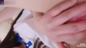 “好湿啊，流了好多水”敏感校服高中妹玩抠逼，手指伸得深入粉穴抠出白浆骚话撩人