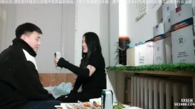 约操良家小少妇，出租屋喝酒，喝的差不多半推半就，扒掉裤子骑脸舔屌，爆操肥臀呻吟2K高清