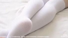 18岁少女极品留学生穿白色丝袜情趣睡衣和炮友约炮拿起鸡巴无套插入自己逼里