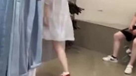商城服装店跟随偷窥跟闺蜜逛街的少妇 屁屁饱满 小内内卡屁沟很诱惑