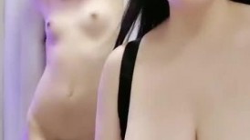 母女专场全程露脸大秀直播，奶大逼肥水又多，掰开给狼友展示特写，道具玩弄骚穴，淫水多多，精彩刺激别错过