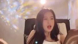 超有韵味的极品女神小少妇，全程露脸开档黑丝跟狼友互动撩骚，自己舔奶子自慰逼逼，水光嫩滑高潮不断好刺激