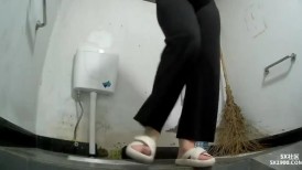 4月最新流出 风景区全景厕拍偷窥美女少妇尿尿清纯眼镜妹一边尿尿一边和朋友视频通话