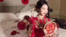 2024年4月，【抖娘利世】，伴郎团轮新娘剧情，喜庆婚衣，婚房乱搞，极品身材高颜值女神，超清画质