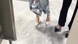 为了追求刺激带两个牛仔裤高跟鞋美女闺蜜在公厕操，刺激度拉满！两个妹子身材颜值太高
