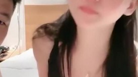 五官精致极品小女友，纯欲系小美人，半脱内裤美腿足交，慢慢插入嫩穴，主动骑乘位，深插到底