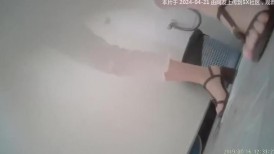 办公楼女厕全景偷拍漂亮女主管保养的还不错的美鲍鱼