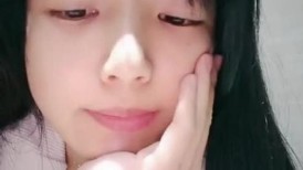 外表清纯妹妹，公共厕所自慰，脱下紧身裤，无毛小骚逼，蹲着手指扣穴，边插穴边揉奶子好骚