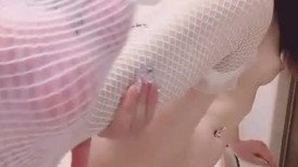 白虎美穴尤物女神，超级嫩，幸福大屌炮友随便操，第一视角吸吮大屌，扶着细腰，骑乘位爆操