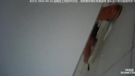 精品厕拍大作，大神潜入写字楼独守女厕坑位，隔板缝逼脸同框连续偸拍形形色色女人方便，有美女有美鲍，值得鉴赏1