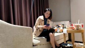 约操良家人妻骚御姐，短发很有气质，被摸还有点娇羞，伸进内裤摸骚穴，各种姿势爆操2K高清