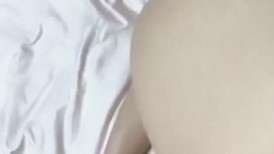 蜜桃妹妹，清纯美少女，刚喝完酒操逼，无毛小穴，拉着手后入撞击美臀，不够爽用假屌插，妹妹很耐操