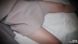 迷玩 捡尸喝的满脸绯红的漂亮大奶美女 皮肤超白 白虎鲍鱼超粉嫩 带回房间各种玩逼插嘴