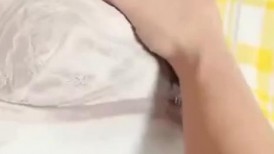 双飞漂亮闺蜜 啊啊好痛 享受帝王服务 一个舔鸡吧一个舔胸 被轮流无套输出 内射小粉穴 (2)