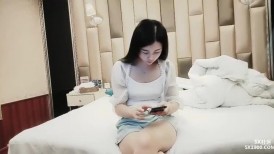 漂亮少妇吃鸡啪啪 你早不来晚不来真的是整时到 大白天开房偷情 一到就直接开车 可惜胖哥没几分钟就射了 方言对话