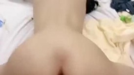 极品尤物美少女！姐妹一起诱惑！新人近期下海，第一视角吃大屌，表情很是淫骚，自摸骚穴湿哒哒，大屌插入舒服了