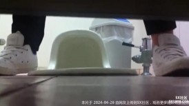 大神潜入商场女厕偷拍美女嘘嘘 没想到里面竟然有一对学生情侣在啪啪