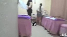 按摩途中美女主动出击 各种手撸，主动口活，估计老板太激动了，无套插入后听到美女被干的嗷嗷叫