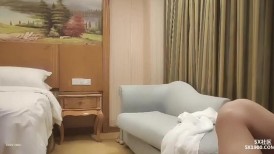 漂亮大奶少妇 我的年龄可以疯狂你不行了 啊痛你把两个边边弄进去了 边喝酒边操逼满脸绯红醉醺醺被无套