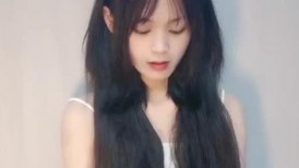 清纯乖巧小萝莉，娇小身材大尺度，新买的跳蛋试用，震动骚穴，震动棒抽插，翘起双腿，极度诱惑
