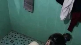 贵在真实，爬墙偸窥隔壁邻居苗条女儿用水舀子洗澡，皮肤白嫩黑森林浓密，最后被发现了赶紧撤