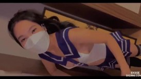 越南骚浪反差妹，“哥哥你快出去！”发现水手服coser继妹在卧室里自慰忍不住对她抚慰